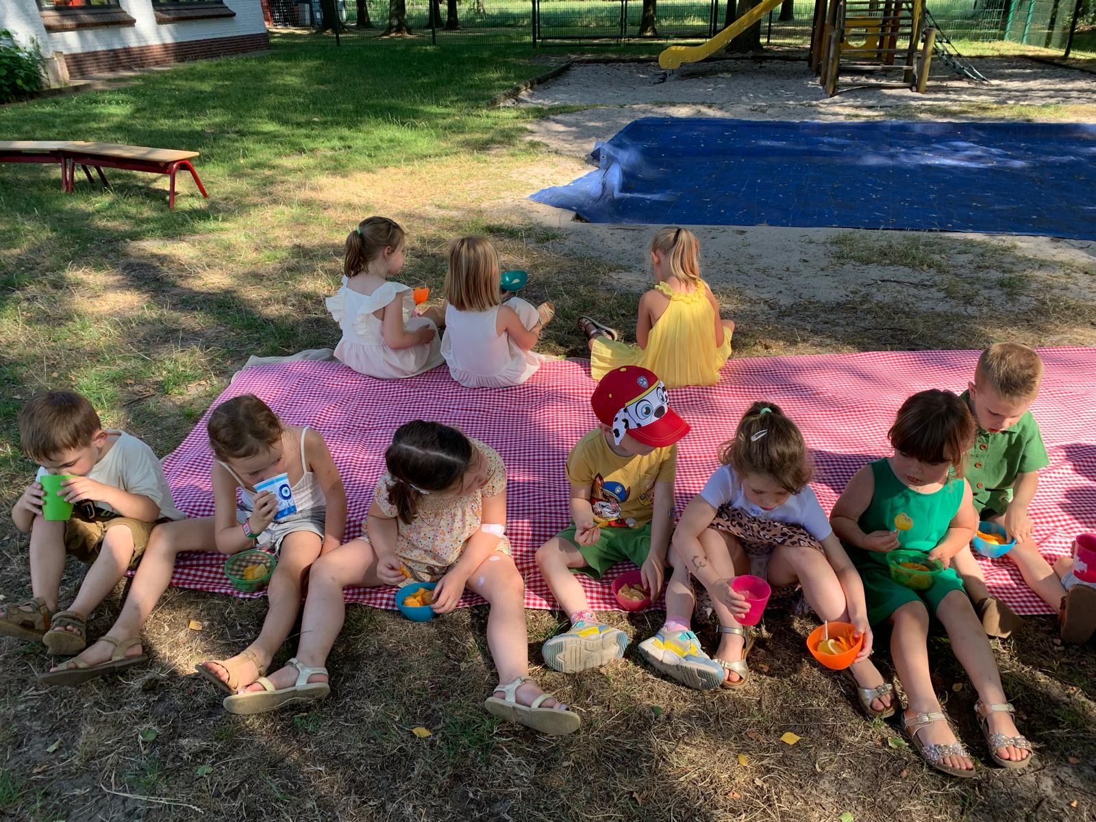 Stotert sluit af met een gezellige picknick.