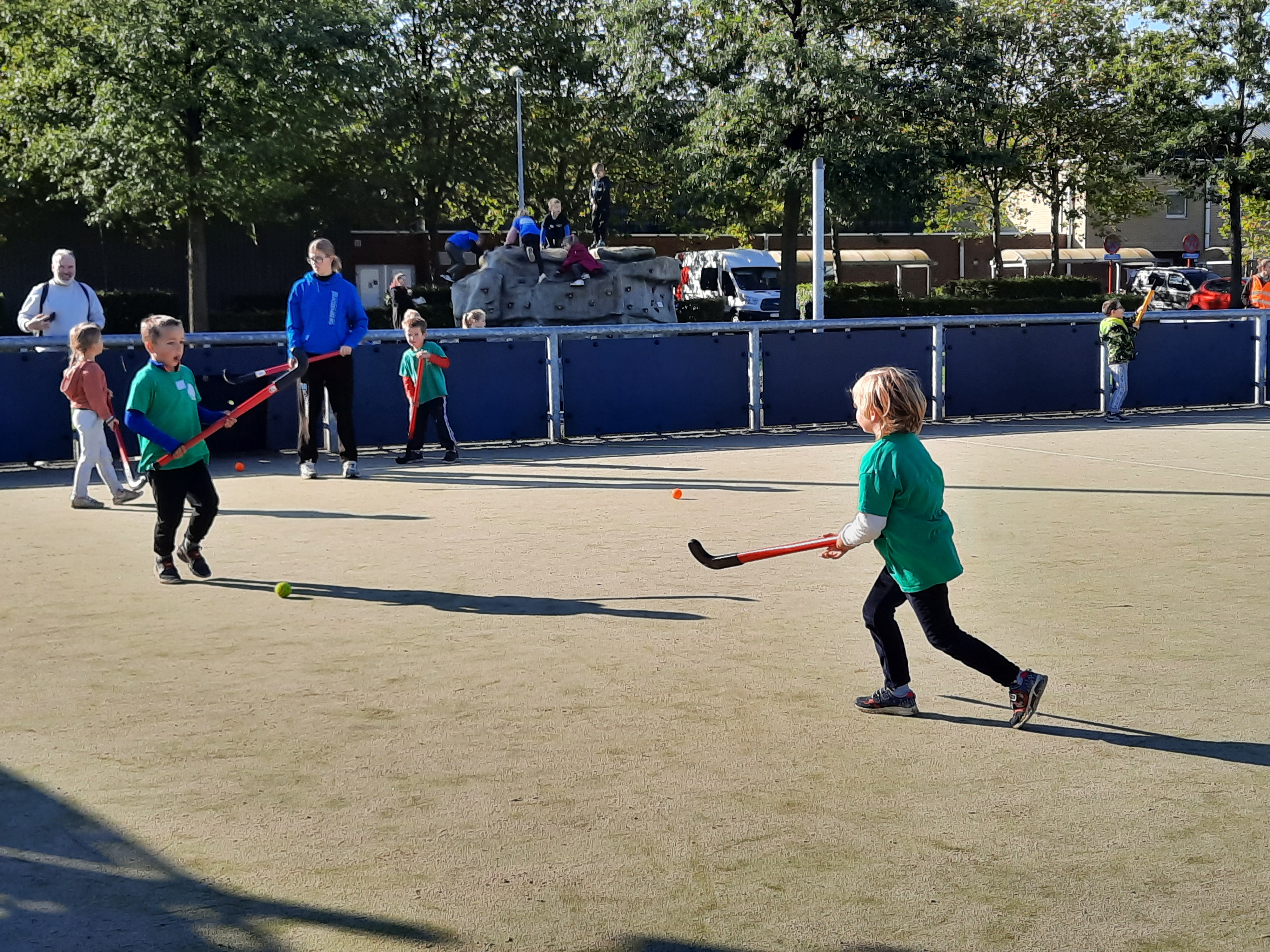 Het eerste leerjaar naar de scholencross en de sportdag aan de Bleukens.