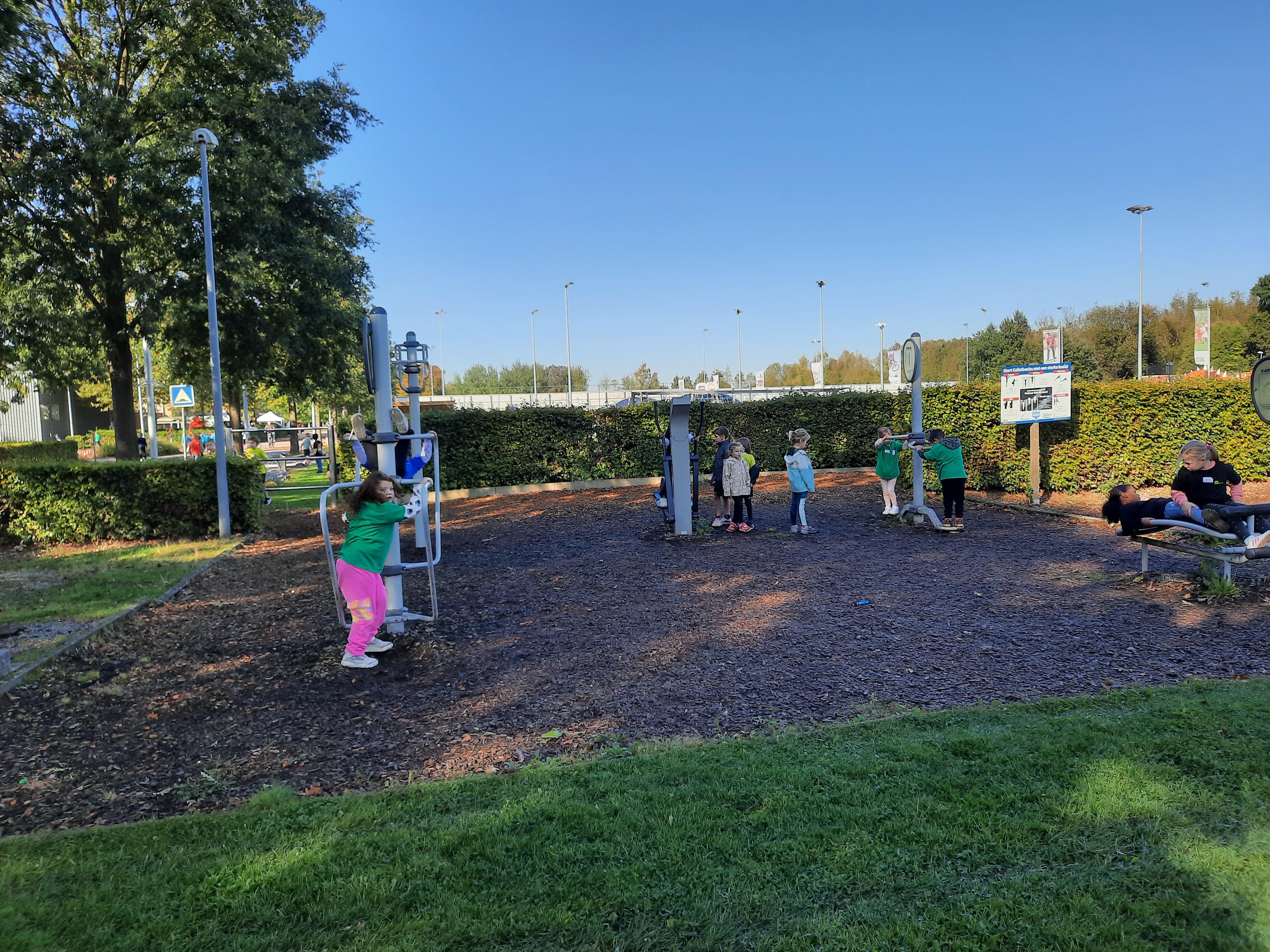 Het eerste leerjaar naar de scholencross en de sportdag aan de Bleukens.