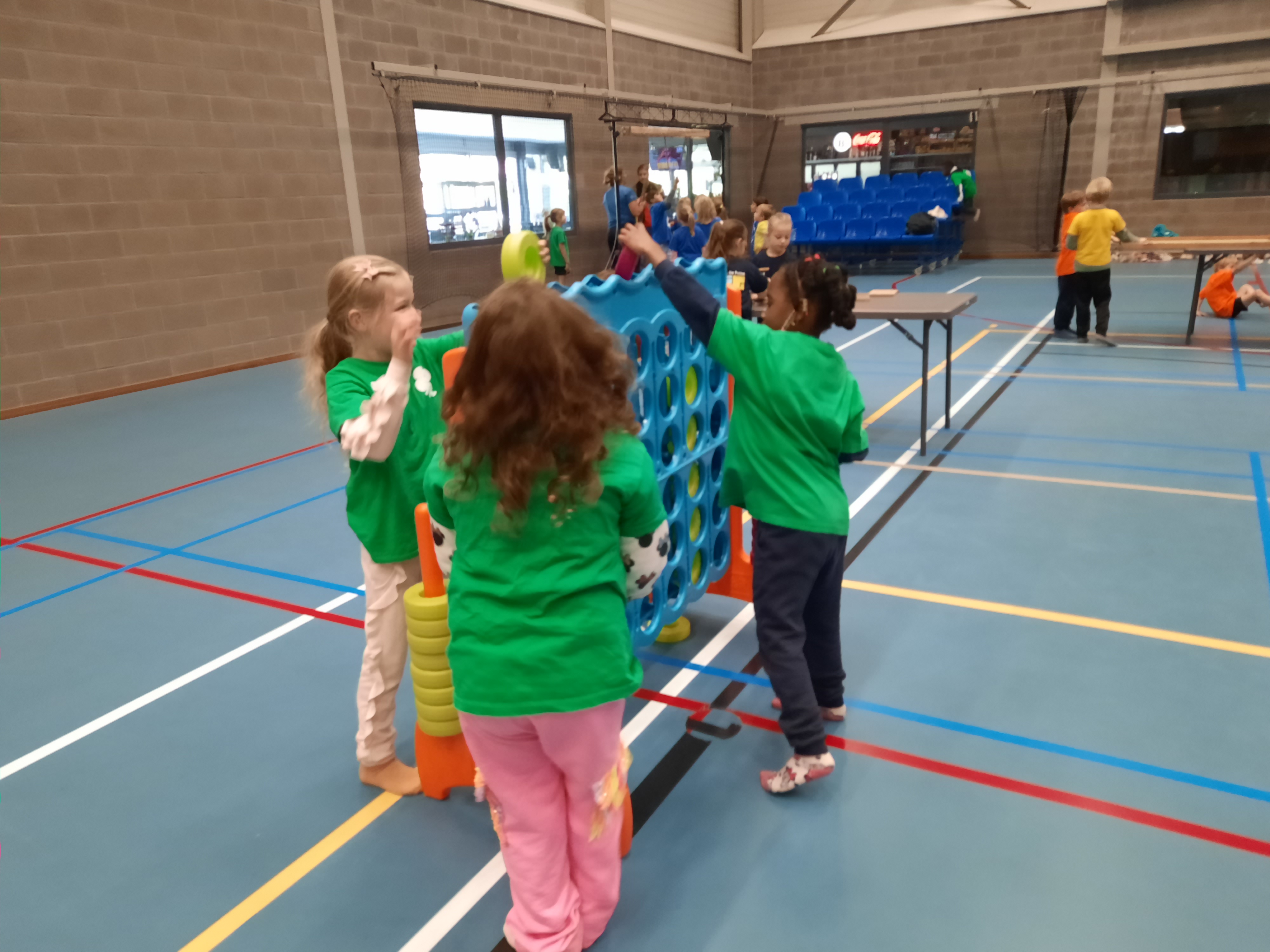 Het eerste leerjaar naar de scholencross en de sportdag aan de Bleukens.