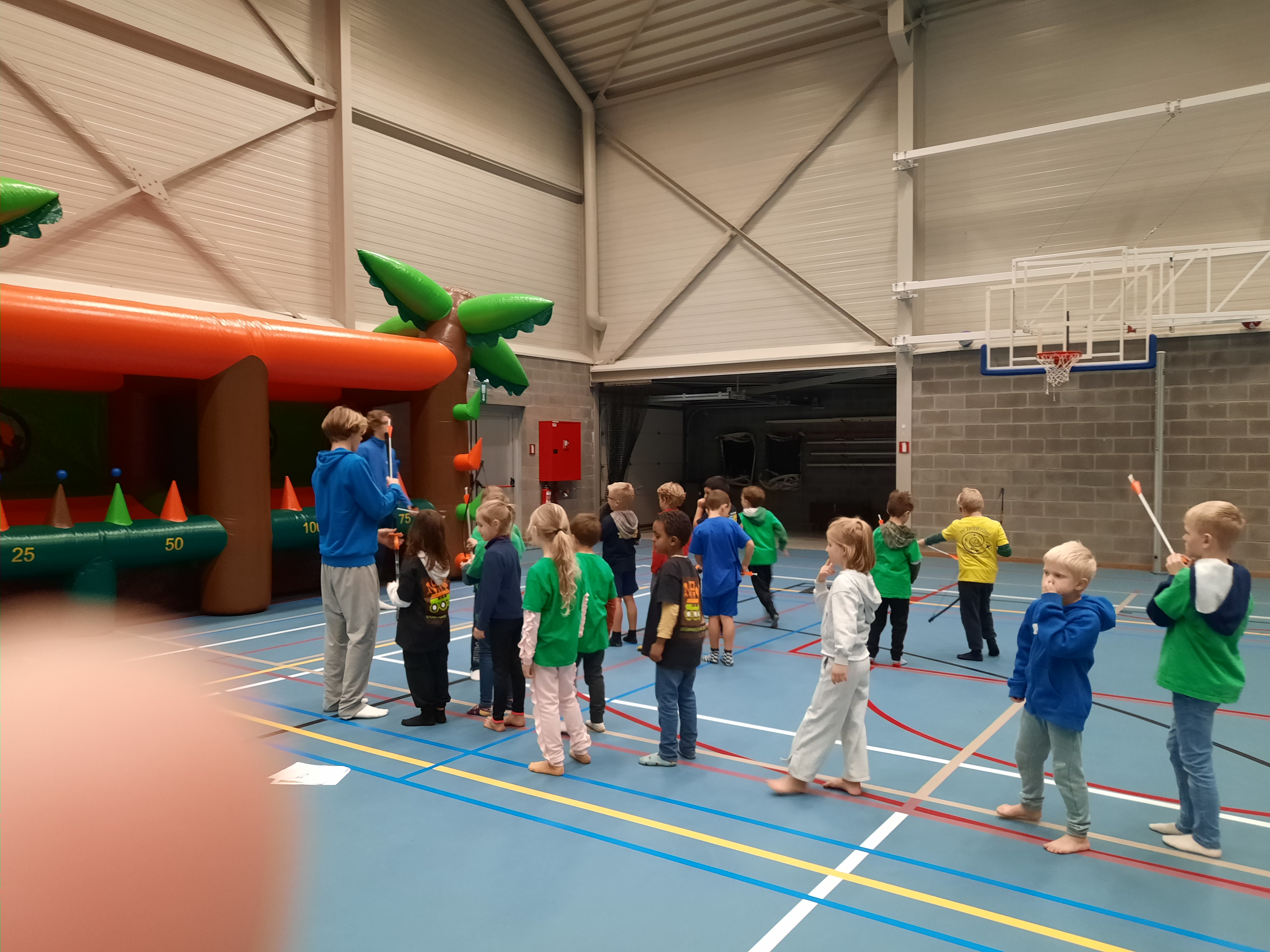 Het eerste leerjaar naar de scholencross en de sportdag aan de Bleukens.