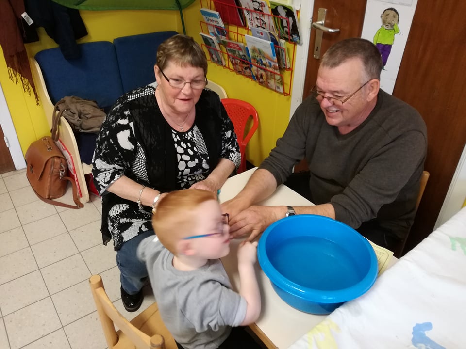 grootouders op bezoek in de klas van juf Lucy