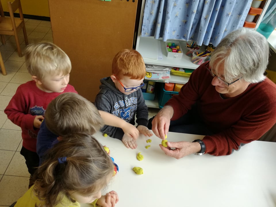 grootouders op bezoek in de klas van juf Lucy