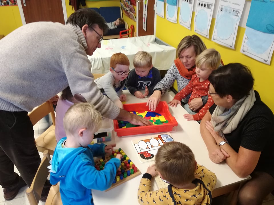 grootouders op bezoek in de klas van juf Lucy