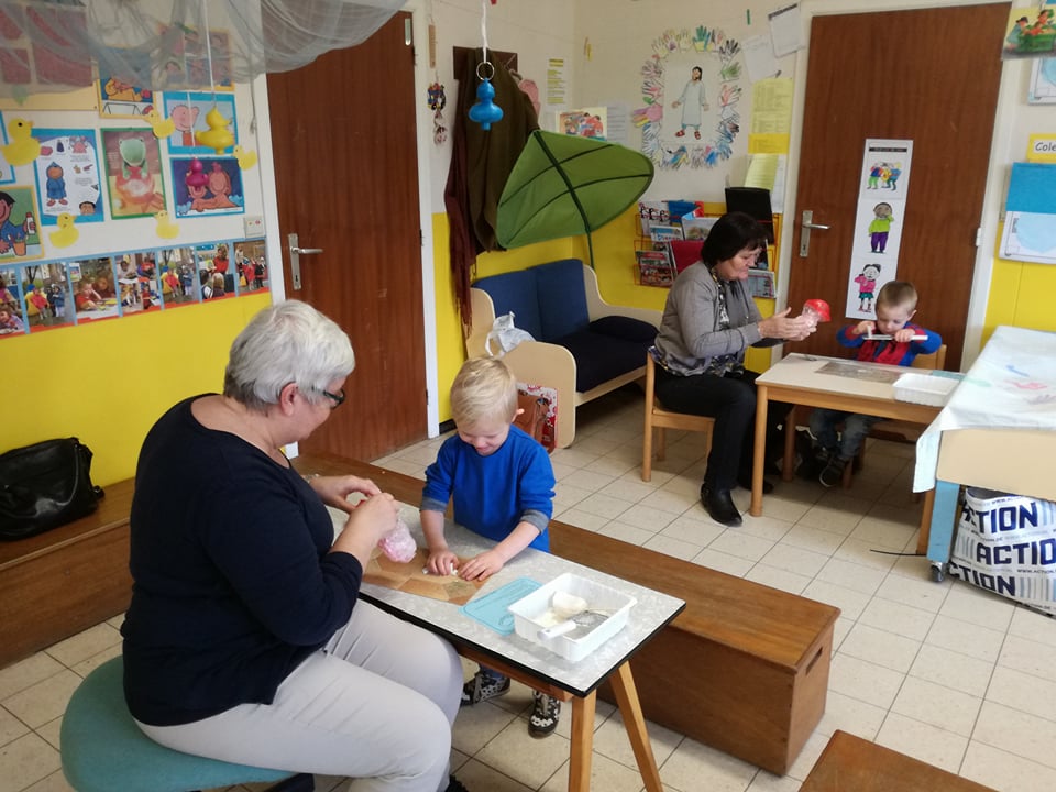 grootouders op bezoek in de klas van juf Lucy