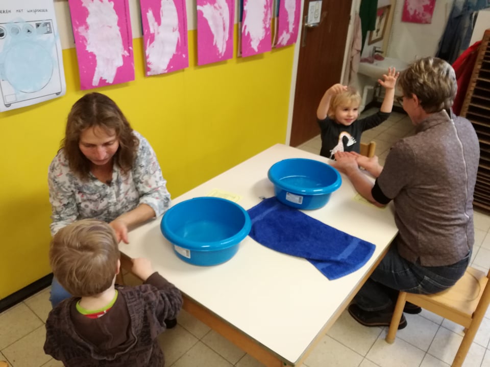 grootouders op bezoek in de klas van juf Lucy