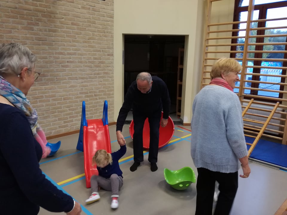 grootouders op bezoek in de klas van juf Lucy