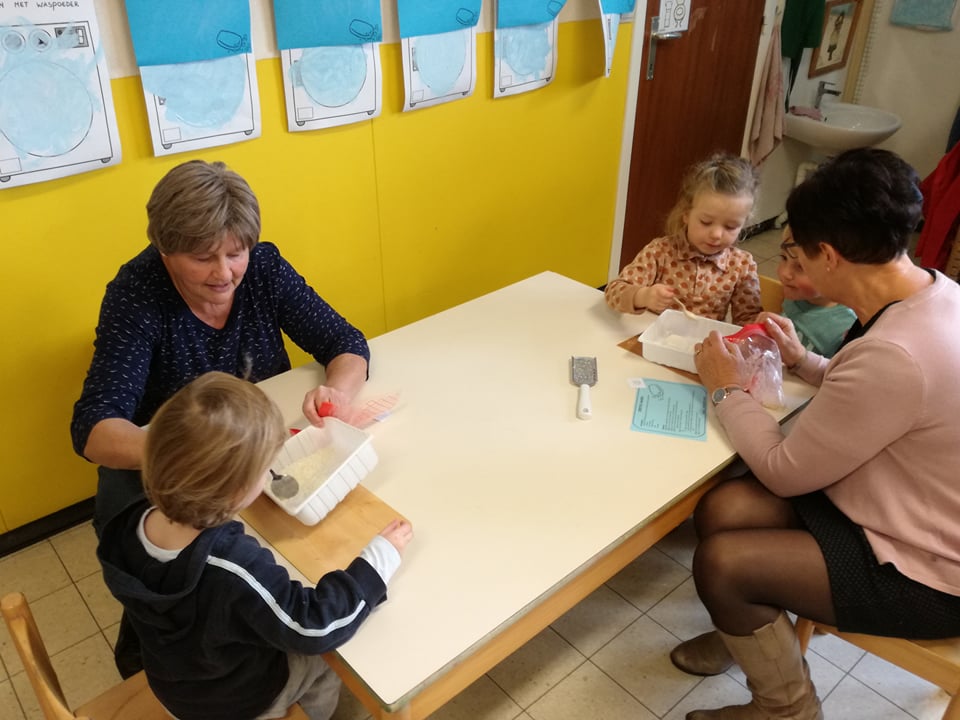 grootouders op bezoek in de klas van juf Lucy