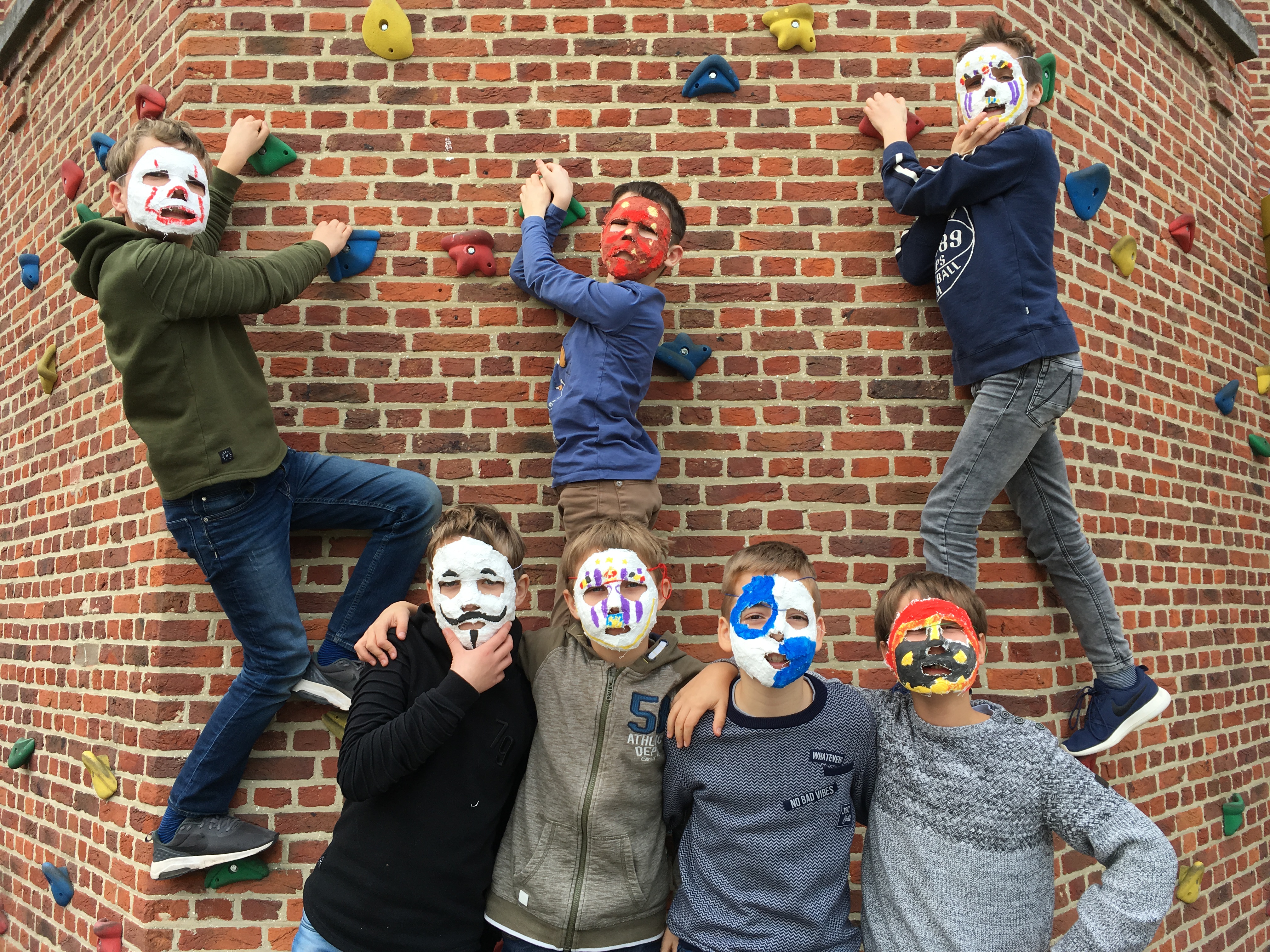 Gipsen maskers maken in het zesde.