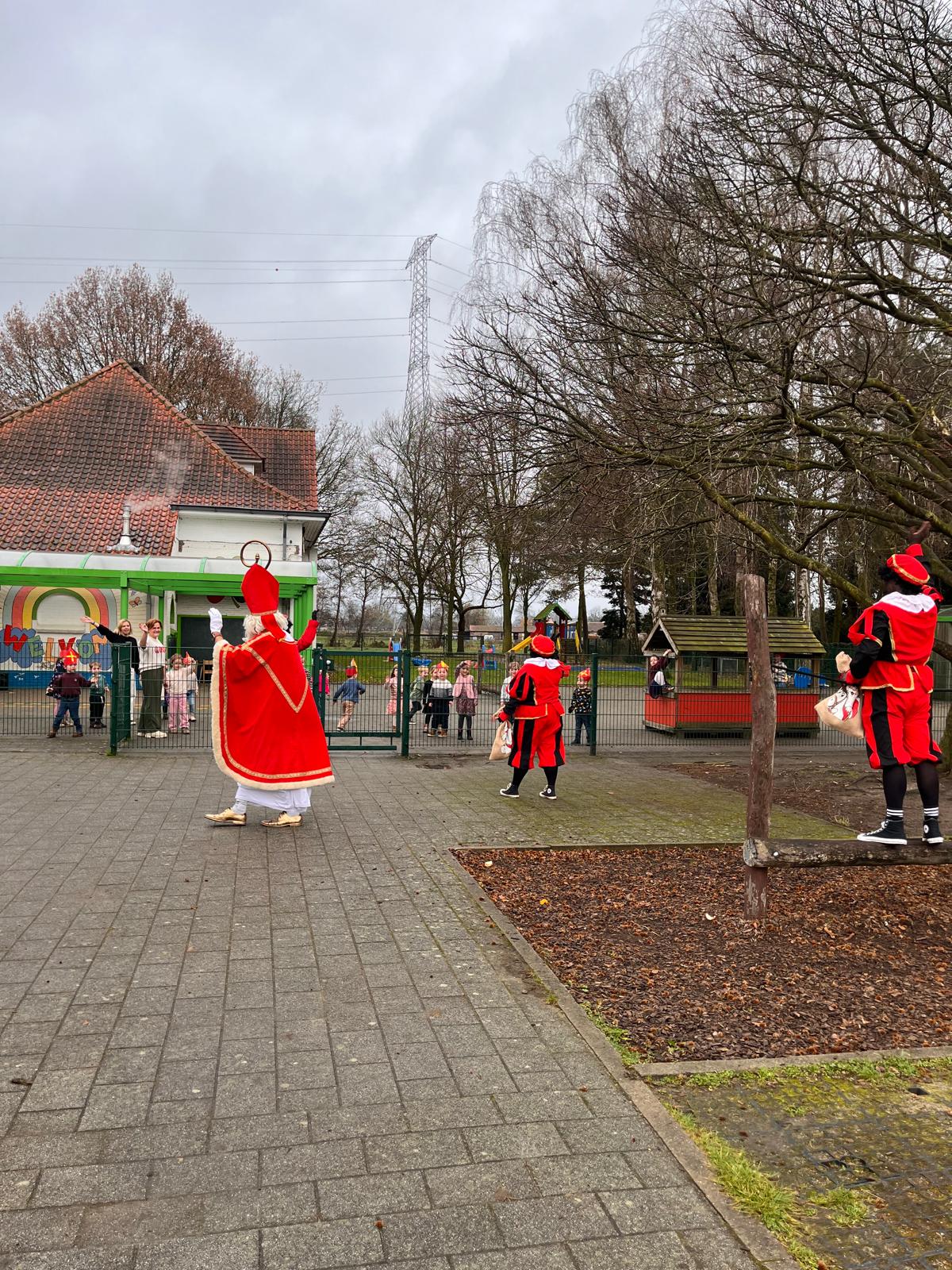 Sint en zijn Pieten brachten ons een bezoekje. 