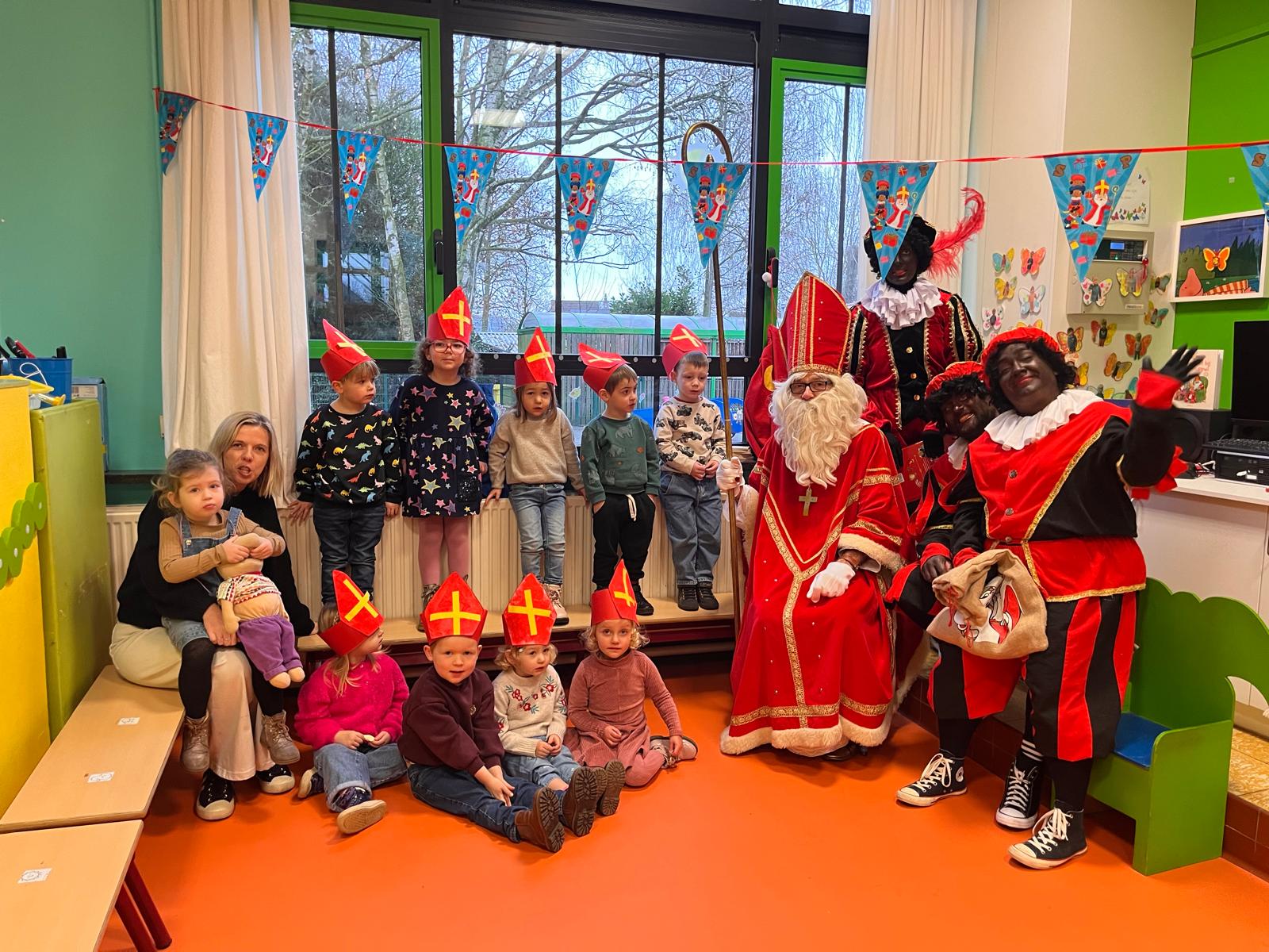 Sint en zijn Pieten brachten ons een bezoekje. 