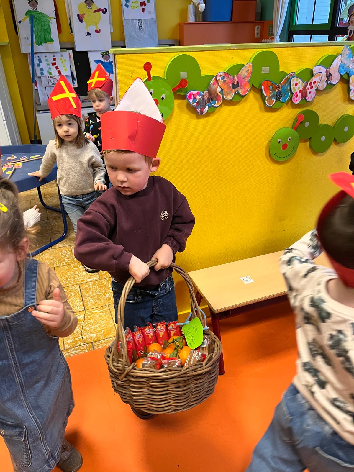 Sint en zijn Pieten brachten ons een bezoekje. 