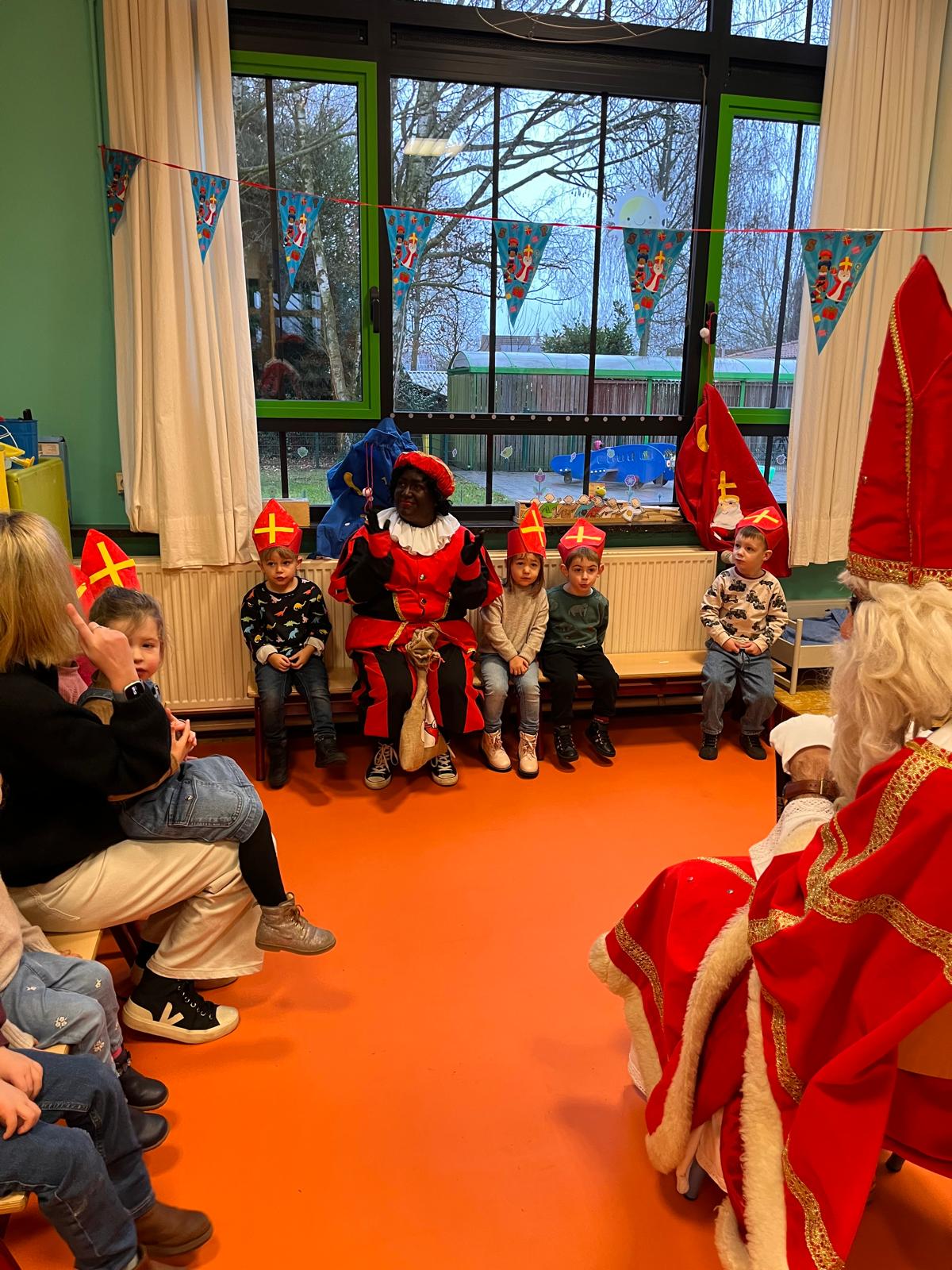 Sint en zijn Pieten brachten ons een bezoekje. 