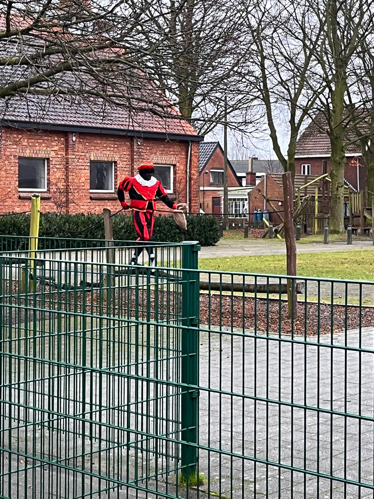 Sint en zijn Pieten brachten ons een bezoekje. 