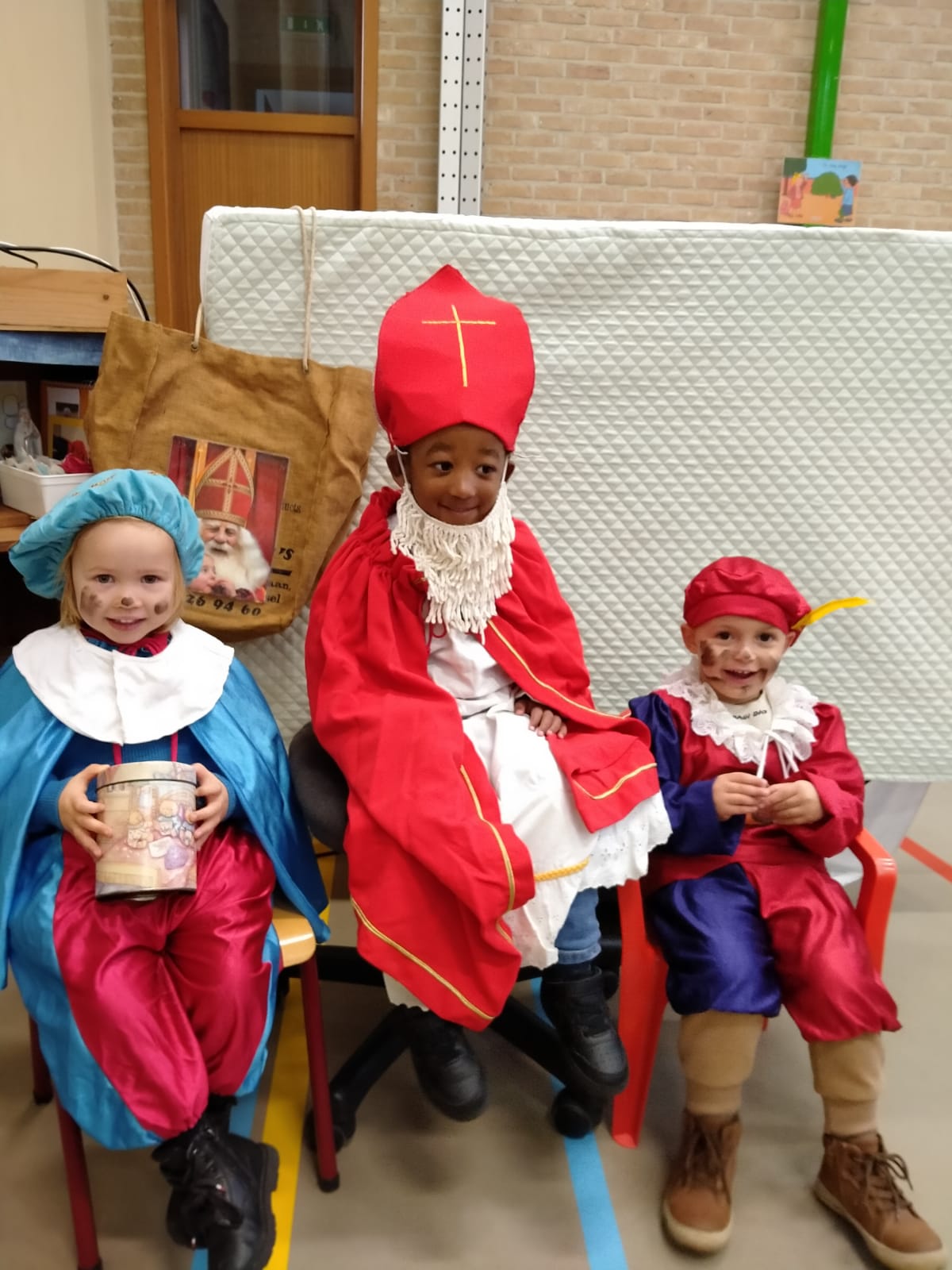 Sint (juf Lucy en juf Veerle) 