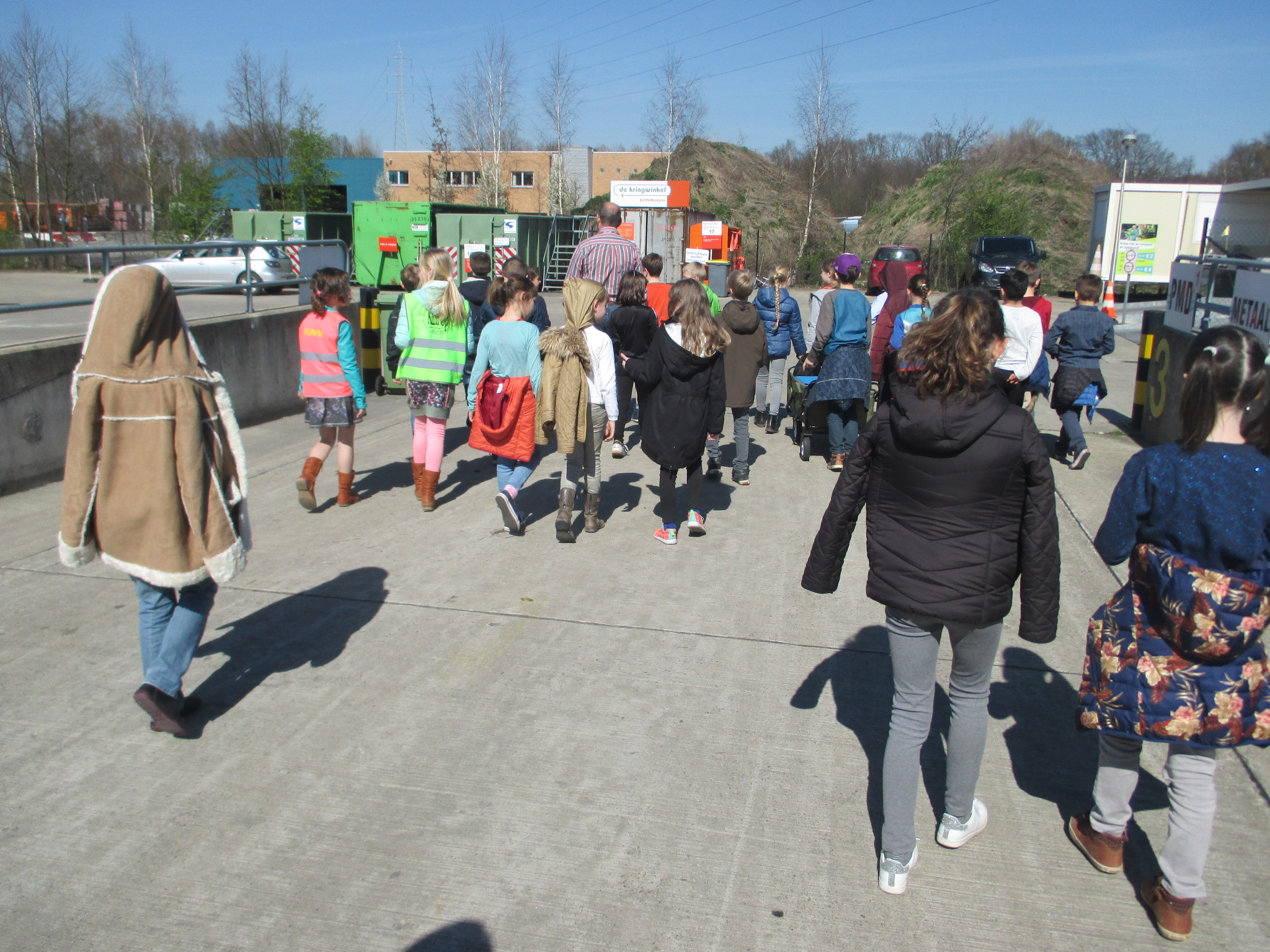 Naar het containerpark met het derde leerjaar